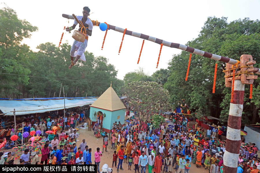印度民眾慶祝Charak節 上演高難度雜技