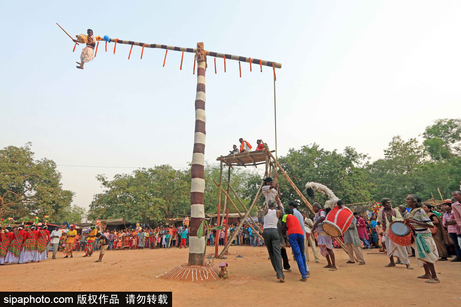 印度民眾慶祝Charak節(jié) 上演高難度雜技
