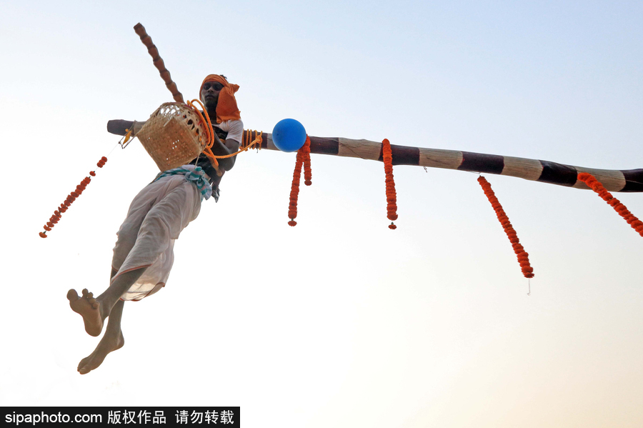 印度民眾慶祝Charak節 上演高難度雜技