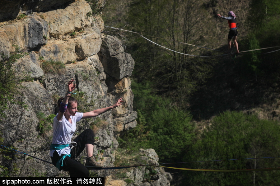 俄羅斯高空走繩節(jié)舉行 參賽選手高空炫技驚險刺激