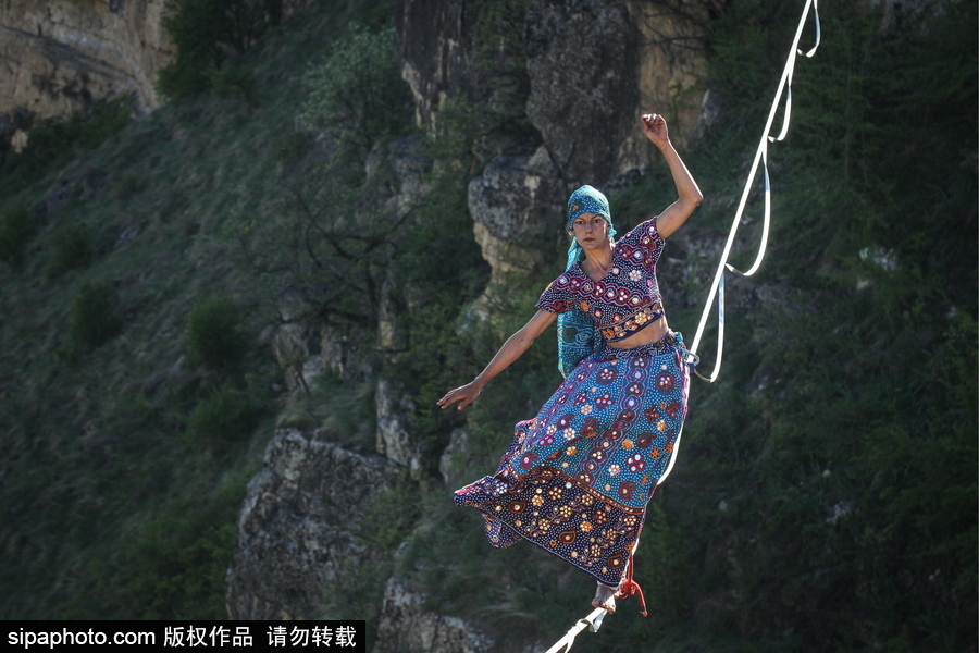 俄羅斯高空走繩節舉行 參賽選手高空炫技驚險刺激