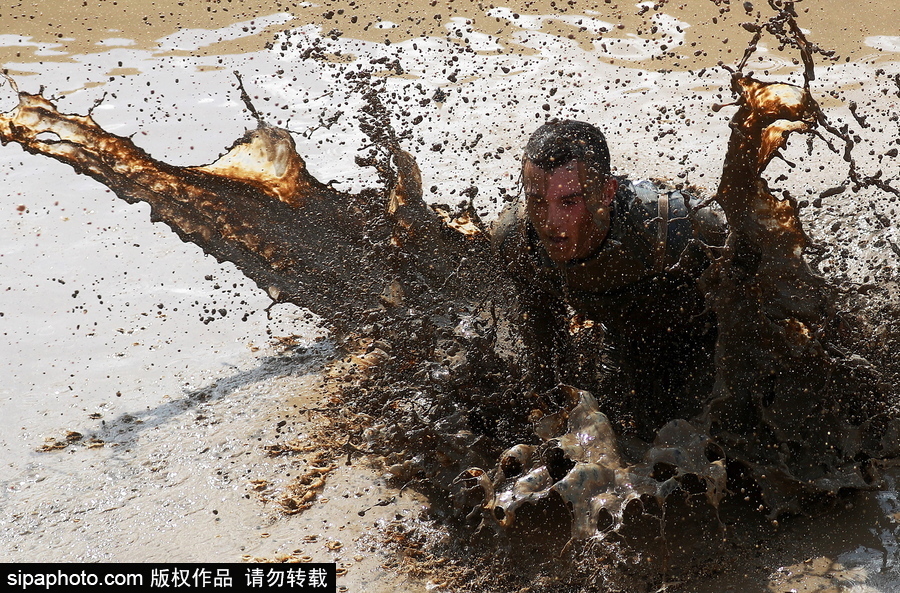 莫斯科舉行“英雄種族”障礙賽 過五關斬六將“戰斗力”十足