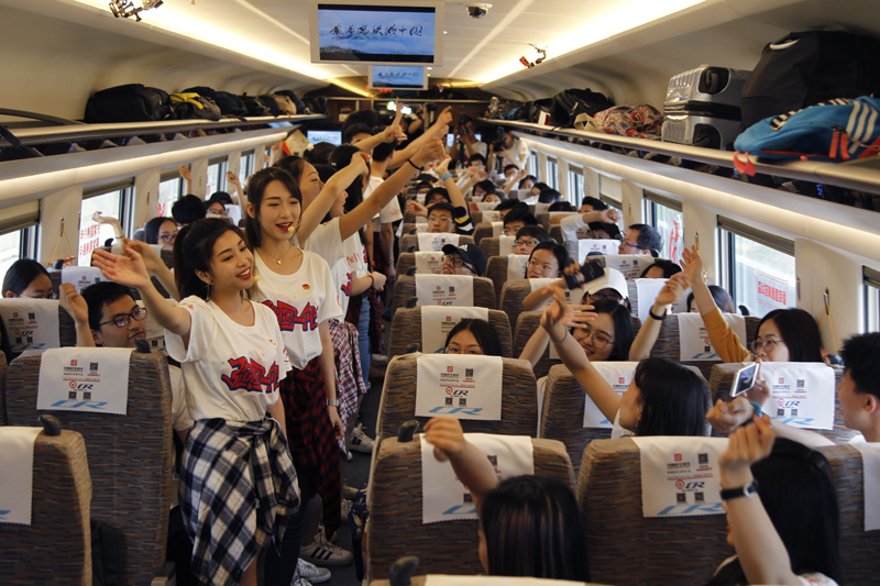 首批00后在復(fù)興號(hào)上宣誓成年
