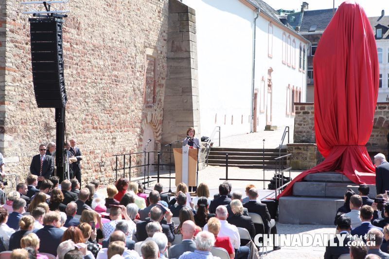 紀念馬克思誕辰200周年 中國雕塑家創作的銅像在德國特里爾揭幕