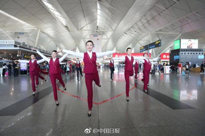 組圖：為青春點贊！空姐“快閃”致敬青年節