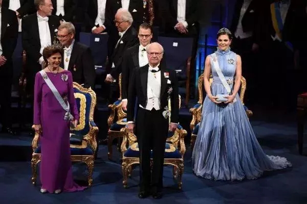 今年的諾貝爾文學獎不頒了,網友第一時間通知村上春樹……