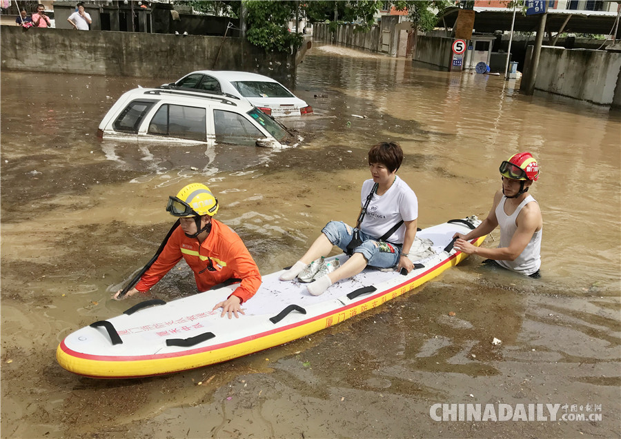 強(qiáng)降雨襲擊廈門(mén) 消防人員轉(zhuǎn)移被困群眾