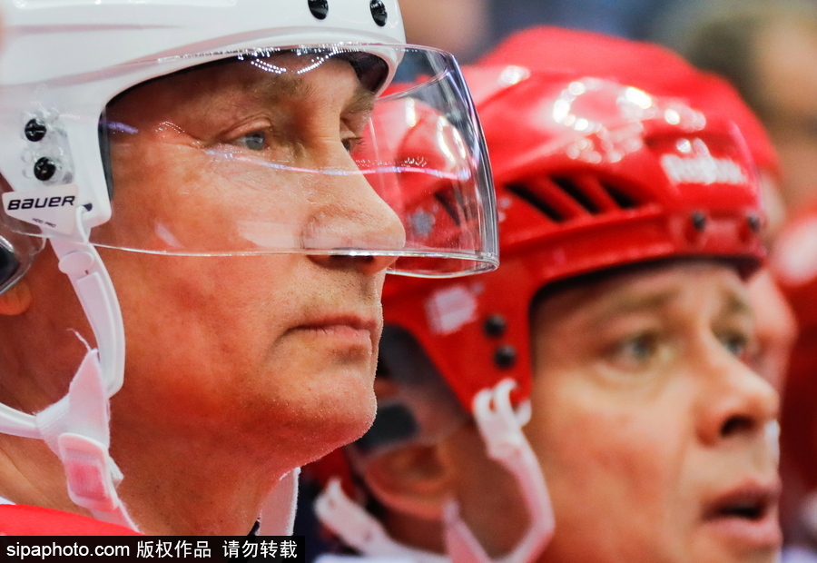 剛連任又來秀球技！ 普京上陣現(xiàn)身索契冰球賽場