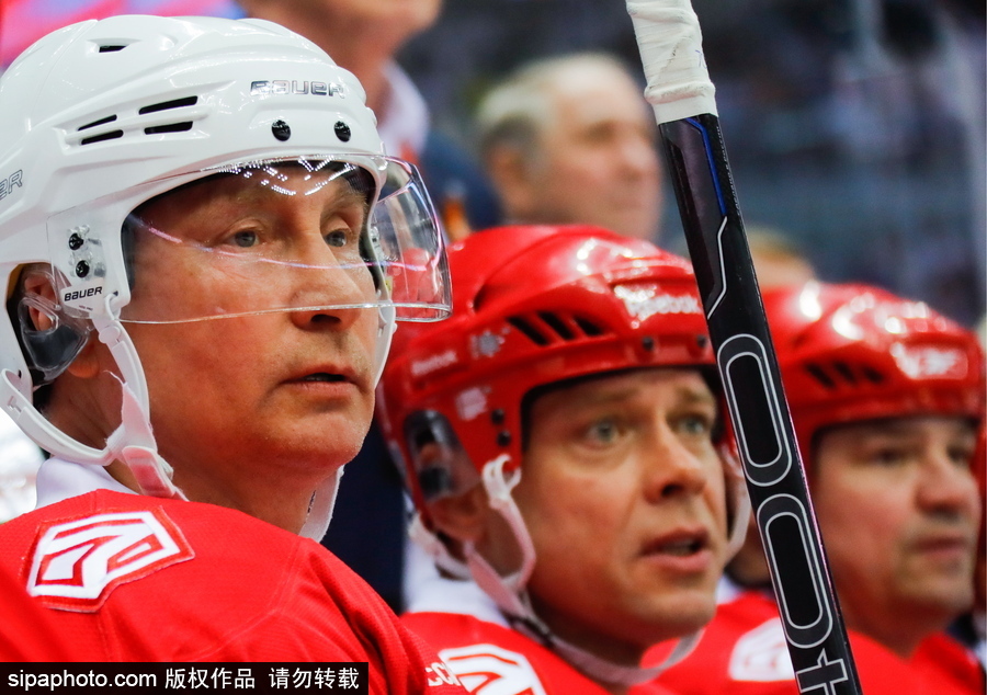 剛連任又來秀球技！ 普京上陣現(xiàn)身索契冰球賽場