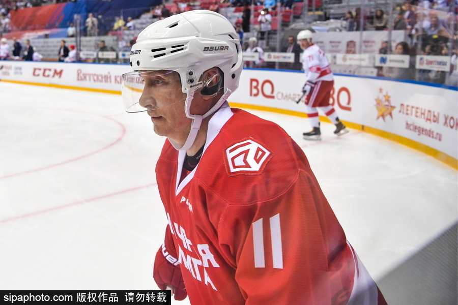 剛連任又來(lái)秀球技！ 普京上陣現(xiàn)身索契冰球賽場(chǎng)