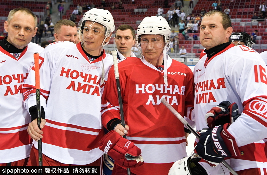 剛連任又來秀球技！ 普京上陣現身索契冰球賽場