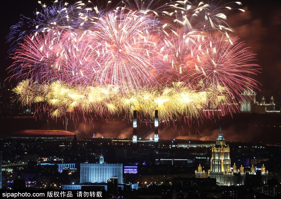 俄羅斯迎來(lái)勝利日 煙火表演點(diǎn)亮莫斯科夜空