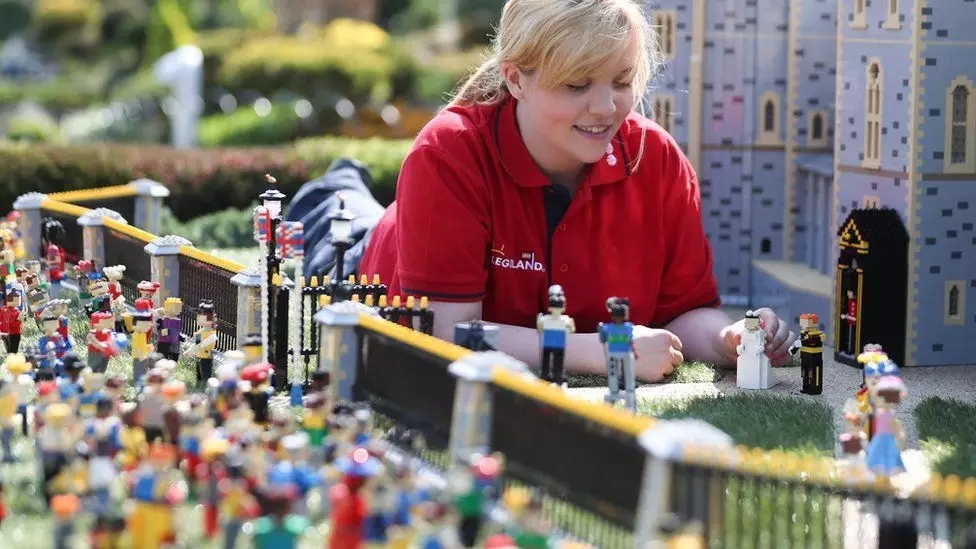 哈里王子大婚倒計時,女王開出的“準婚證”曝光!細節太精美