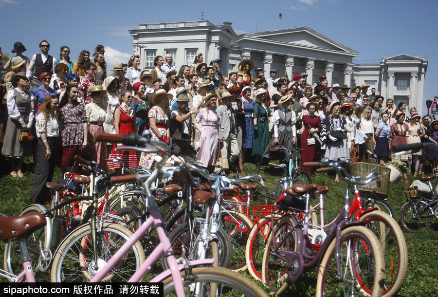 烏克蘭基輔參加春季“復(fù)古騎行”活動 民眾復(fù)古裝扮盛裝出行