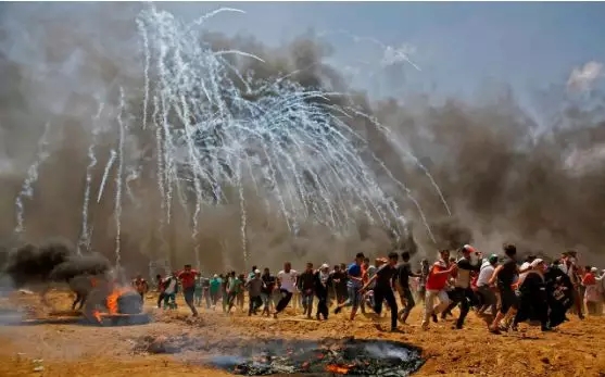 一邊是微笑自拍,一邊是槍林彈雨,美駐以使館遷館,這兩張照片火了!