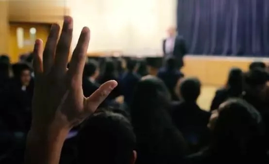 “今年聽(tīng)過(guò)的最好演講”刷爆朋友圈:別再說(shuō)你已被同齡人拋棄