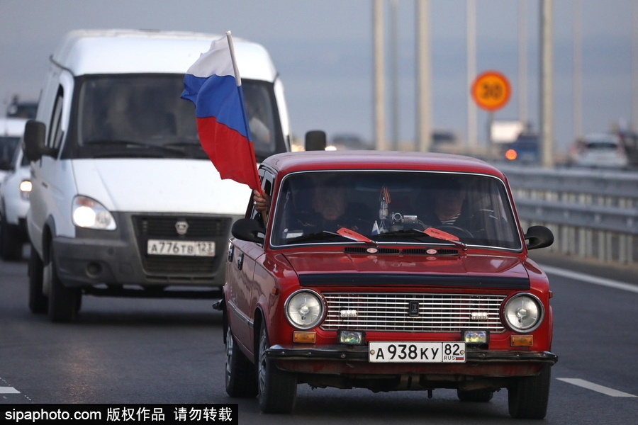俄羅斯克里米亞大橋通車 民眾駕車通行慶祝