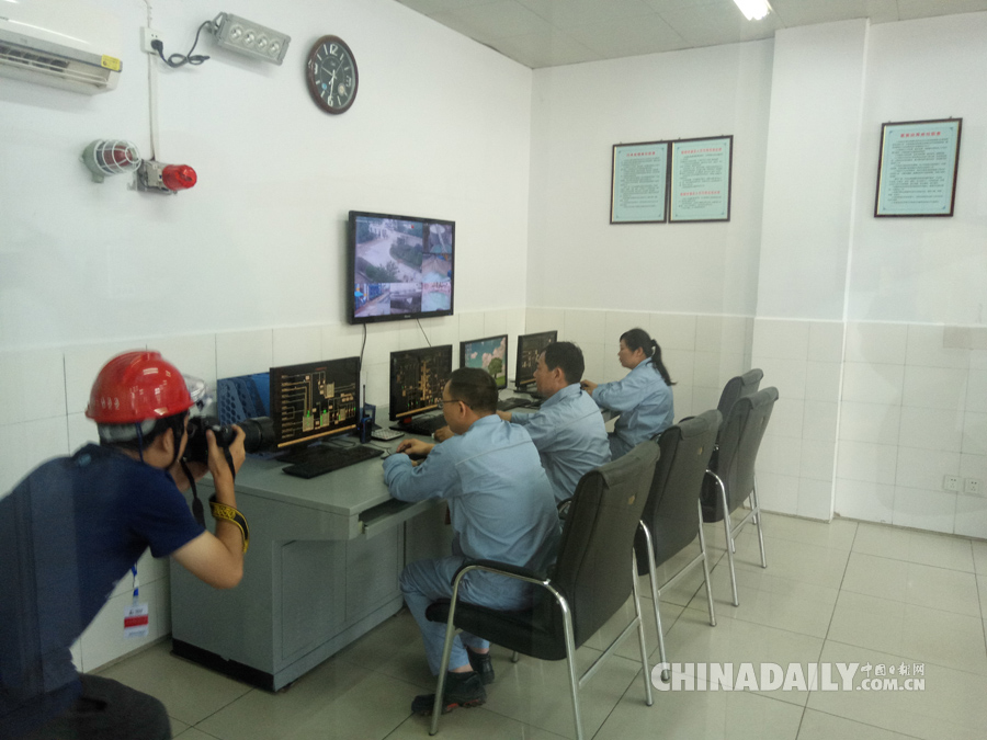 【美麗中國長江行】共舞長江經濟帶•生態篇”湖南站媒體團參觀中國石化催化劑有限公司長嶺分公司綜合車間