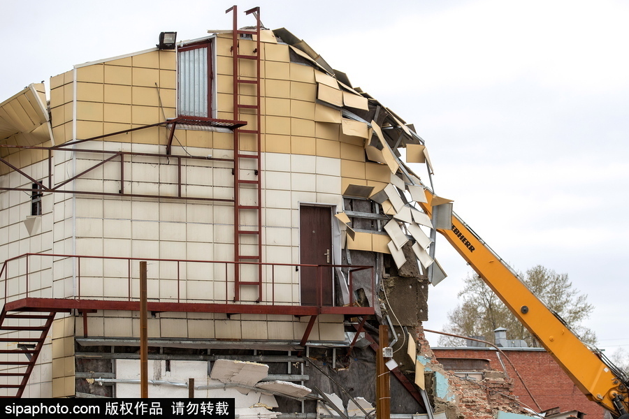 俄羅斯克麥羅沃購(gòu)物中心作業(yè) 建筑外墻拆除中