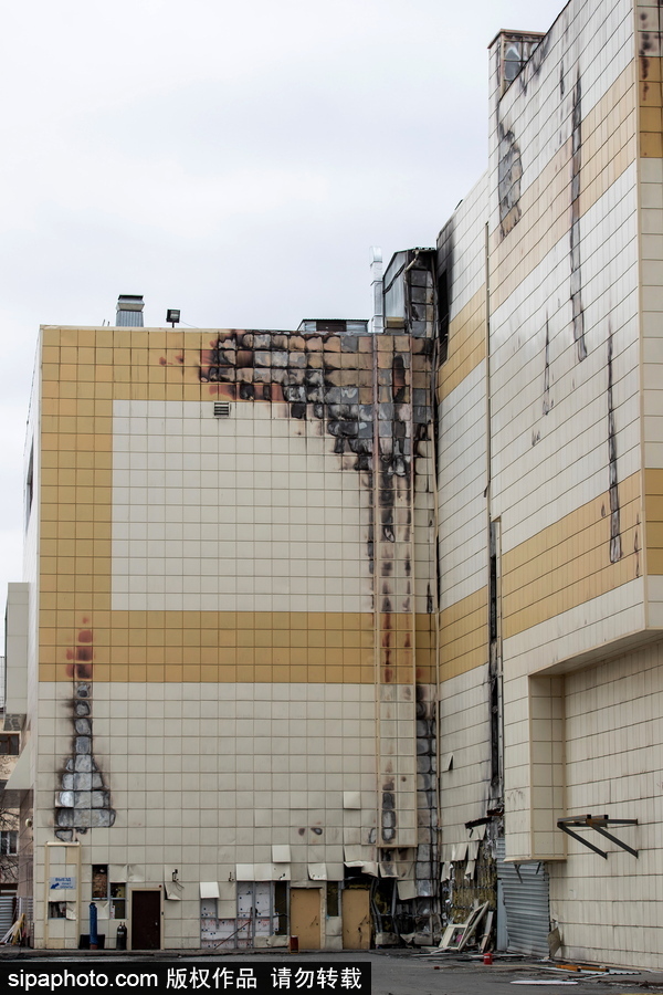 俄羅斯克麥羅沃購物中心作業(yè) 建筑外墻拆除中