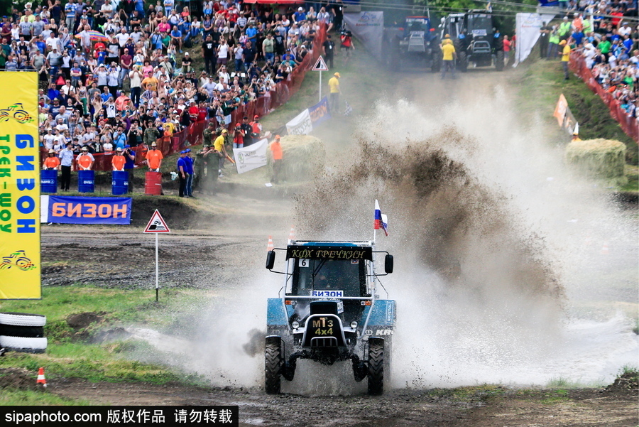 俄羅斯舉辦拖拉機(jī)越野大賽 穿越泥坑驚險(xiǎn)刺激