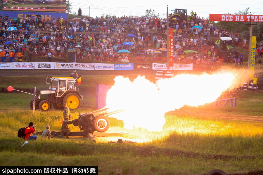 俄羅斯舉辦拖拉機(jī)越野大賽 穿越泥坑驚險刺激