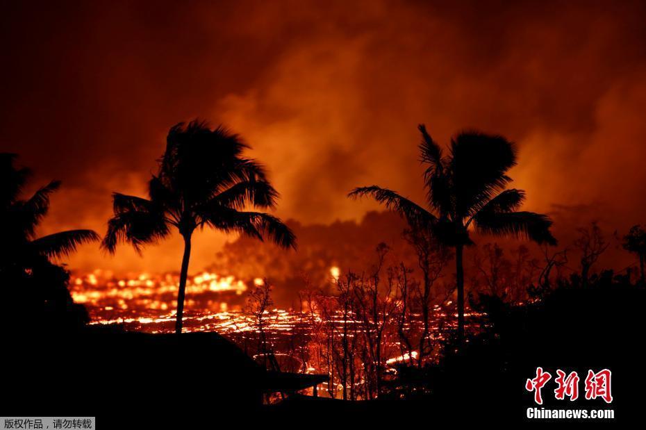 夏威夷火山持續(xù)噴發(fā) 熔巖流淌成“火河”