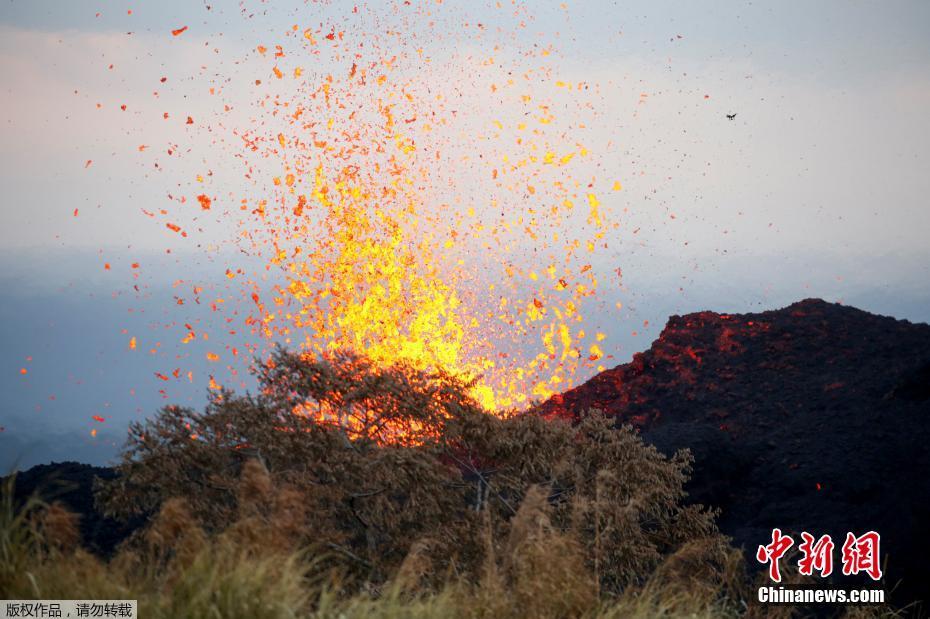 夏威夷火山持續噴發 熔巖流淌成“火河”