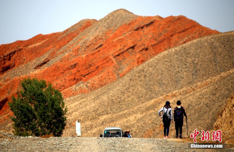 800余人徒步穿越甘肅張掖“鬼臉”丹霞