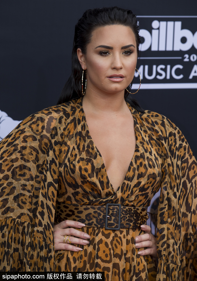 2018公告牌音樂獎頒獎禮紅毯 霉霉粉裙亮相身材豐滿