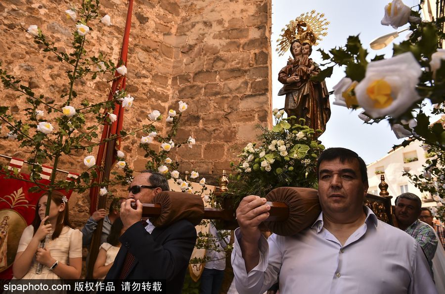 西班牙小鎮慶祝傳統節日 百名白衣“圣女”舉鮮花游行