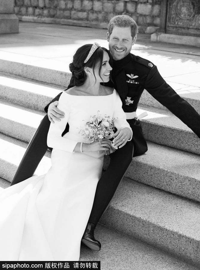 英國皇室公布官方全家福 王室一家幸福合影