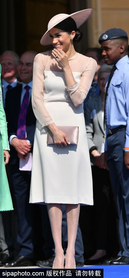 新婚后首現(xiàn)身！梅根王妃白裙名媛范貴氣十足