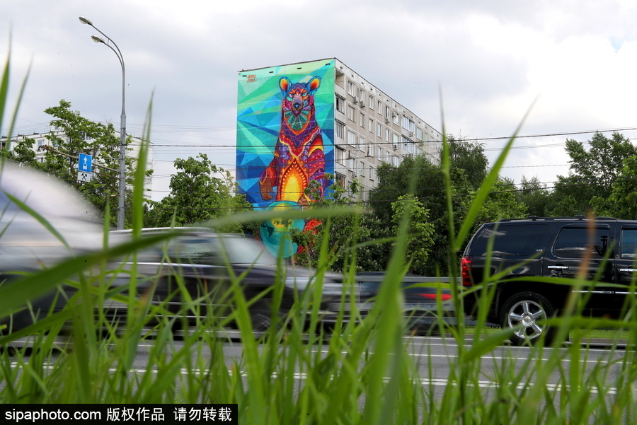 2018俄羅斯世界杯前瞻：30米高彩色熊涂鴉亮相莫斯科街頭