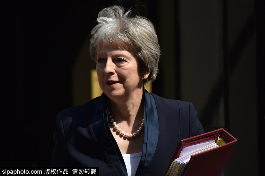 英國首相特麗莎·梅現身唐寧街 頭發在風中凌亂秒變“雞冠”