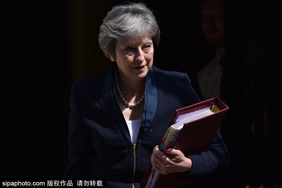 英國首相特麗莎·梅現(xiàn)身唐寧街 頭發(fā)在風中凌亂秒變“雞冠”