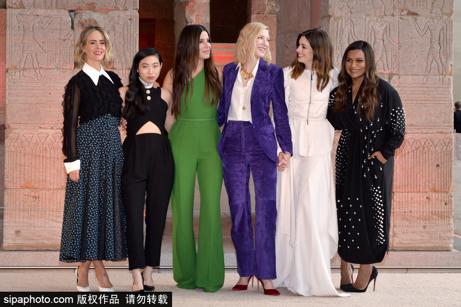 女王扎堆！布蘭切特、安妮·海瑟薇、桑德拉·布洛克現(xiàn)身新片發(fā)布會(huì)