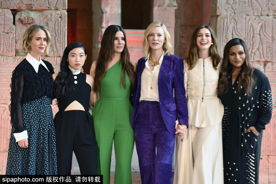 女王扎堆！布蘭切特、安妮·海瑟薇、桑德拉·布洛克現(xiàn)身新片發(fā)布會(huì)