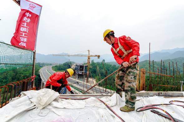 世界最長重載鐵路蒙華鐵路大中山隧道提前5個月貫通 將用于“北煤南運”年輸送量2億噸