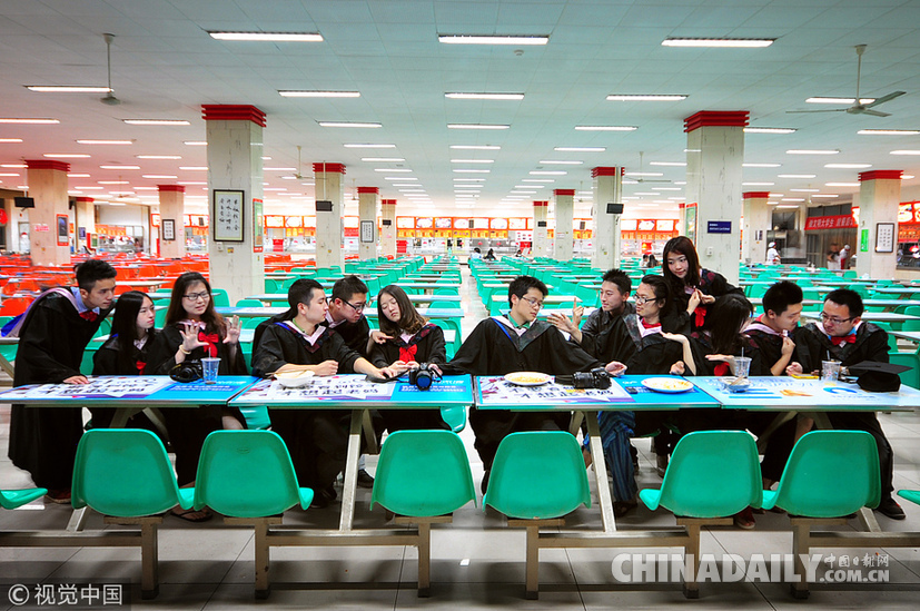 換個(gè)角度致敬青春 盤(pán)點(diǎn)那些“不一樣”的畢業(yè)照