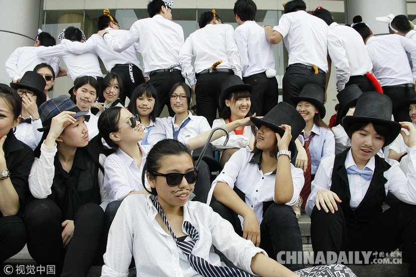 換個(gè)角度致敬青春 盤點(diǎn)那些“不一樣”的畢業(yè)照