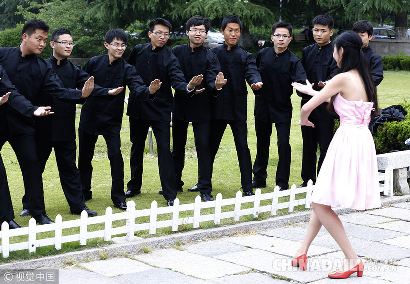 換個(gè)角度致敬青春 盤點(diǎn)那些“不一樣”的畢業(yè)照