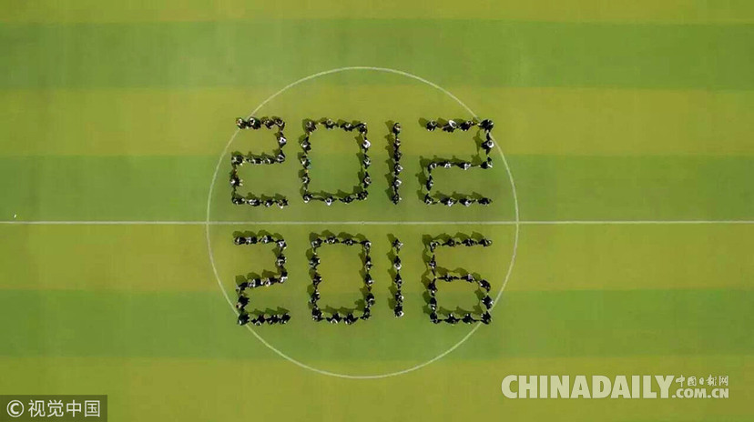 換個(gè)角度致敬青春 盤點(diǎn)那些“不一樣”的畢業(yè)照