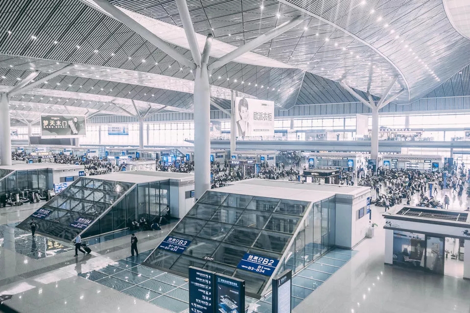 雙語(yǔ)：老外第一次坐高鐵超開心：沒人抽煙，還能伸直腿