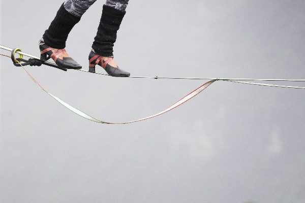 驚險!張家界天門山舉行女子高跟鞋走扁帶比賽