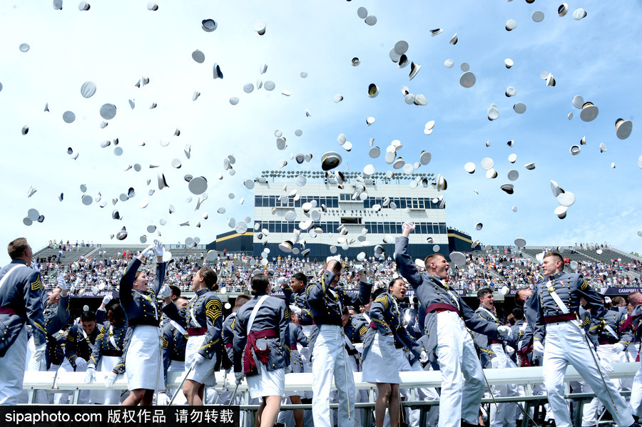 美國西點軍校舉行畢業(yè)典禮 學員拋帽慶祝