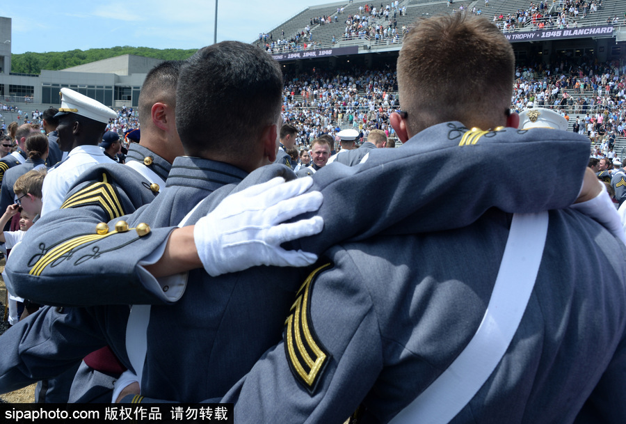 美國西點軍校舉行畢業典禮 學員拋帽慶祝