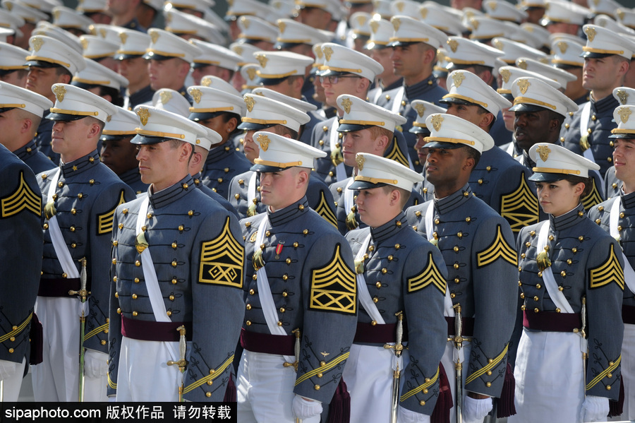 美國(guó)西點(diǎn)軍校舉行畢業(yè)典禮 學(xué)員拋帽慶祝