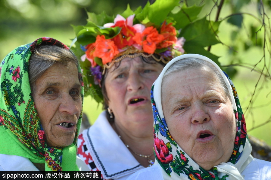 白俄羅斯民眾迎接五旬節 頭戴楓葉花冠慶祝