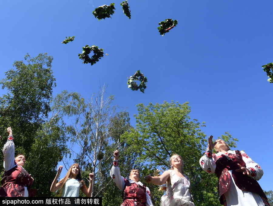 白俄羅斯民眾迎接五旬節(jié) 頭戴楓葉花冠慶祝